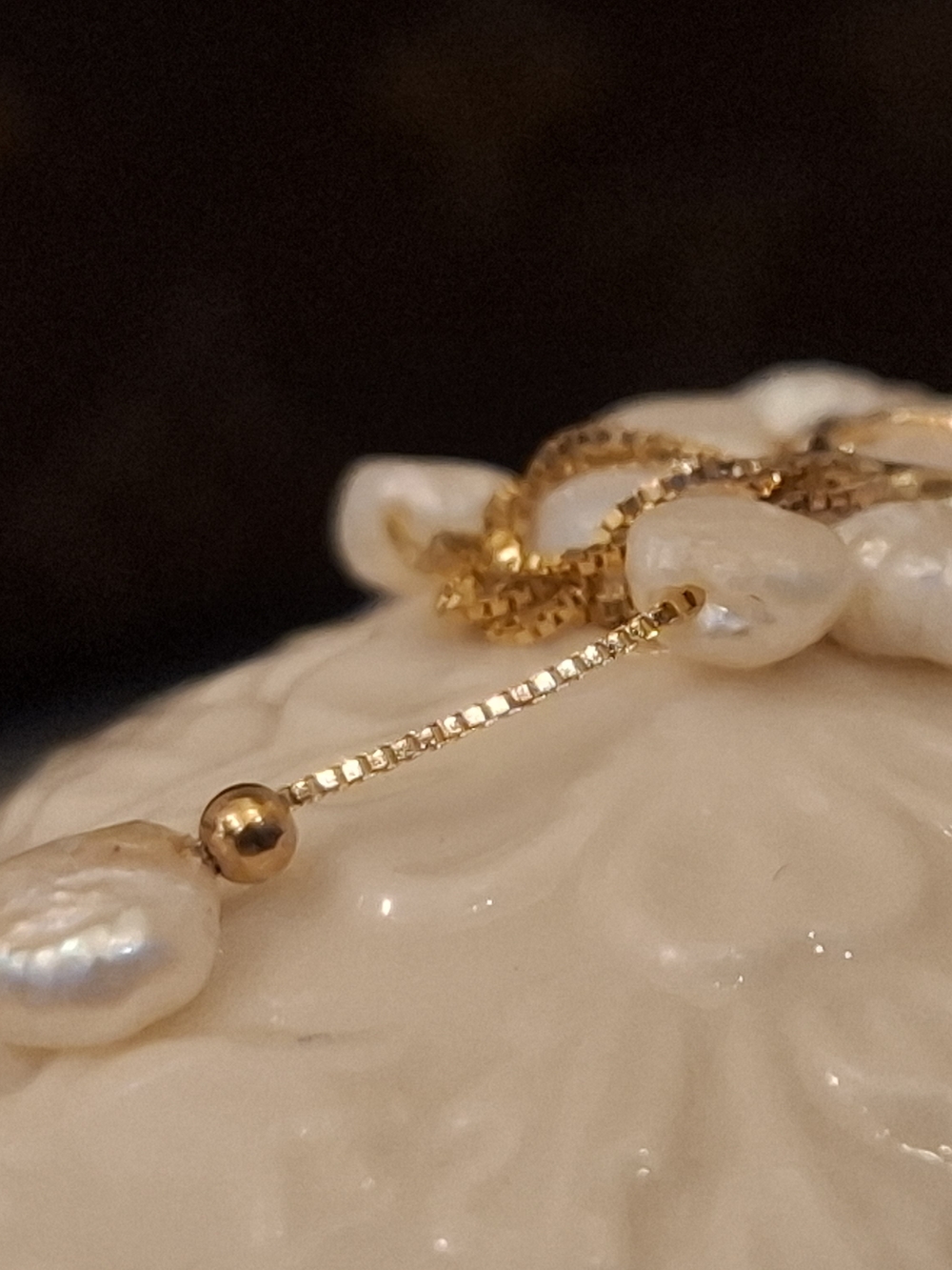 GOLD AND WHITE FRESHWATER PEARL PENDANT